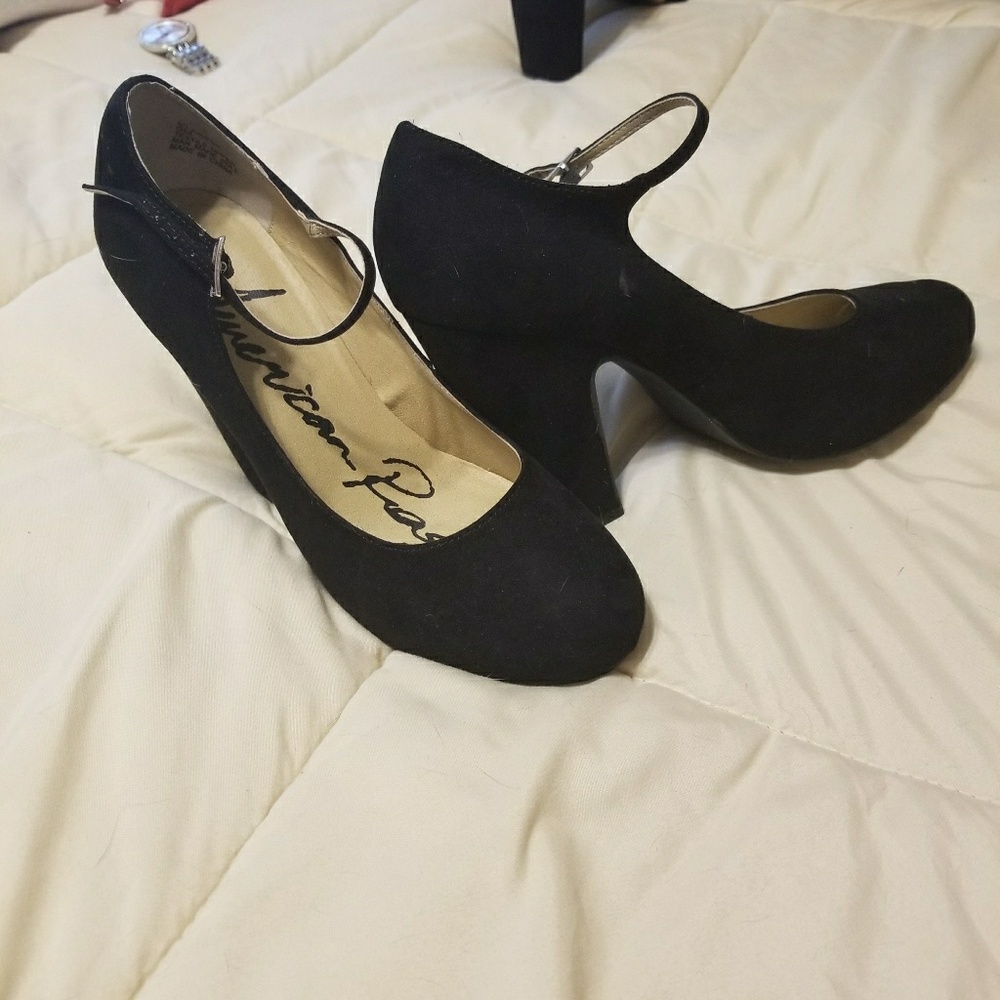 Black pumps